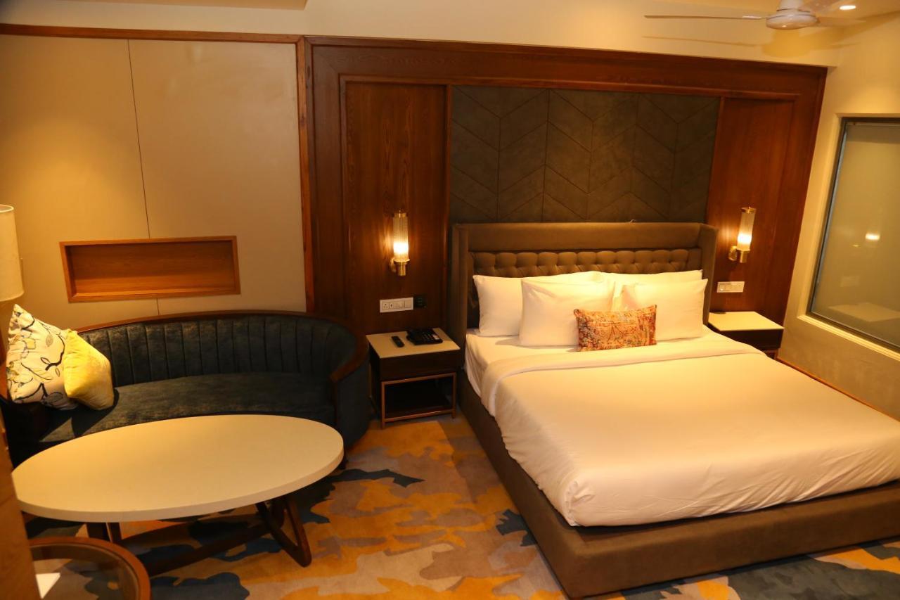 Dreamz Inn & Suites Zirakpur エクステリア 写真