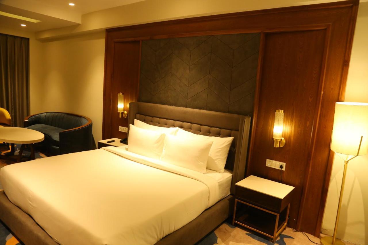 Dreamz Inn & Suites Zirakpur エクステリア 写真