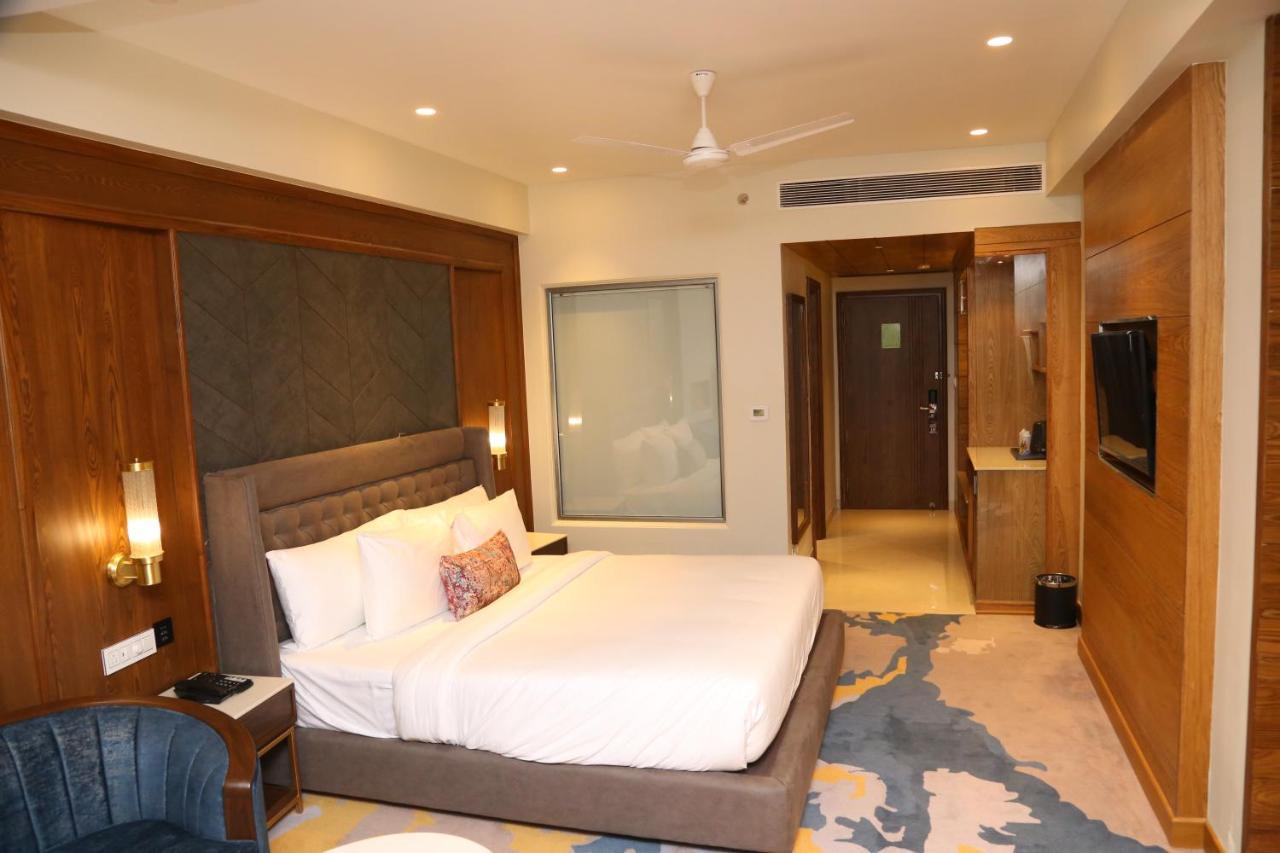 Dreamz Inn & Suites Zirakpur エクステリア 写真