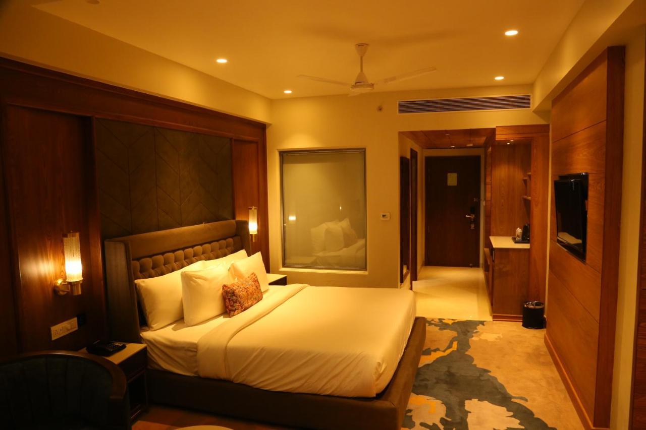 Dreamz Inn & Suites Zirakpur エクステリア 写真