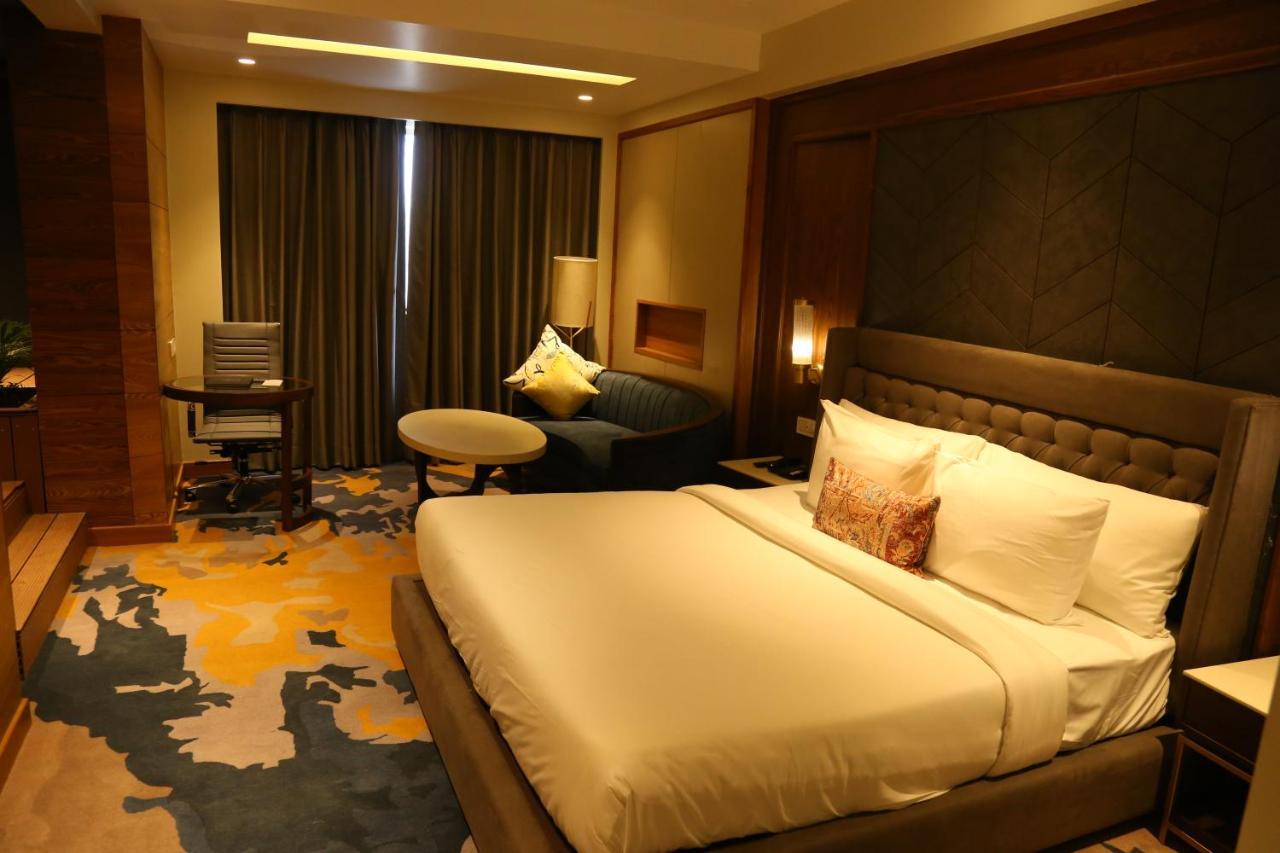 Dreamz Inn & Suites Zirakpur エクステリア 写真